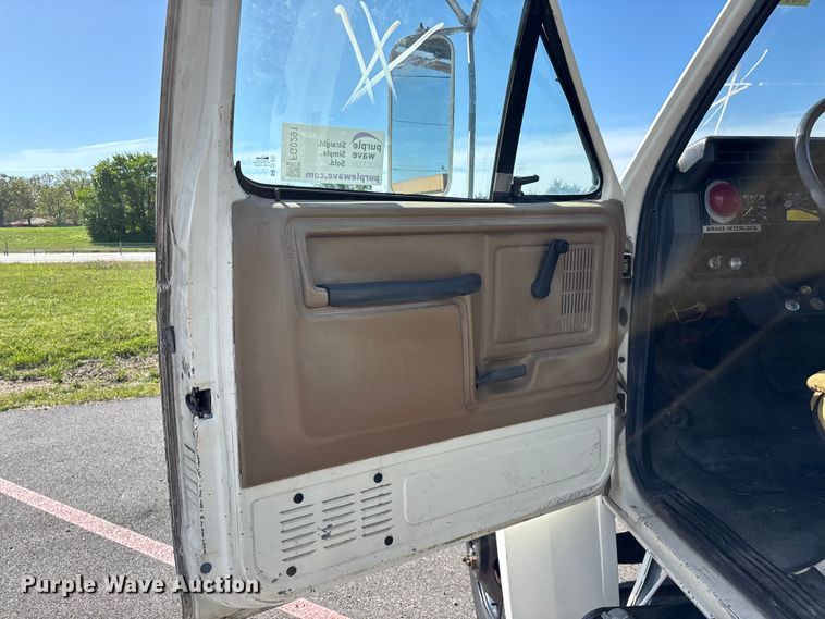 image for item FG0291 1989 Ford F600 fuel truck