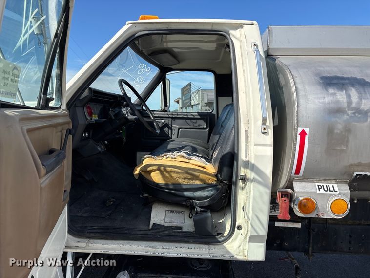 image for item FG0291 1989 Ford F600 fuel truck