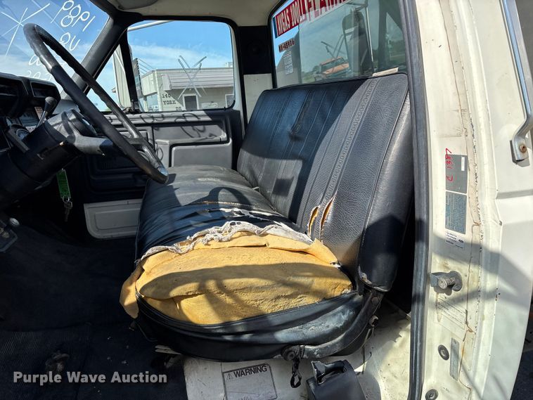 image for item FG0291 1989 Ford F600 fuel truck