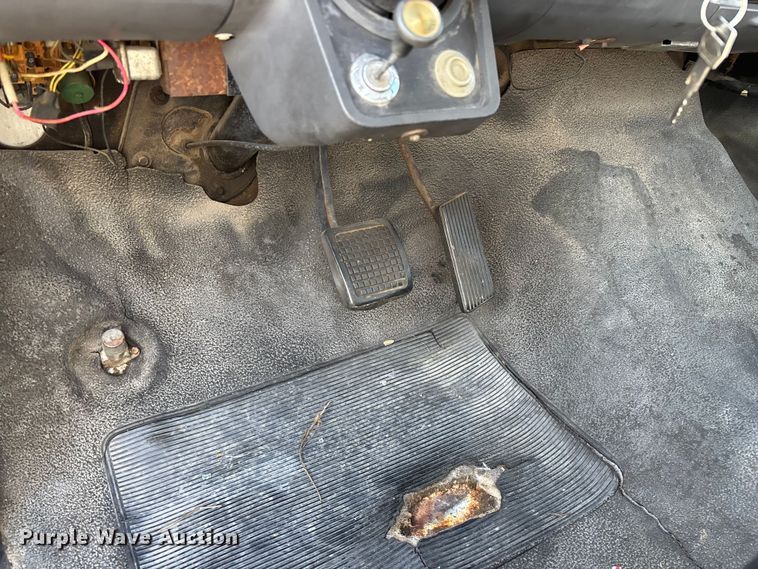 image for item FG0291 1989 Ford F600 fuel truck