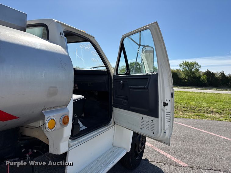 image for item FG0291 1989 Ford F600 fuel truck