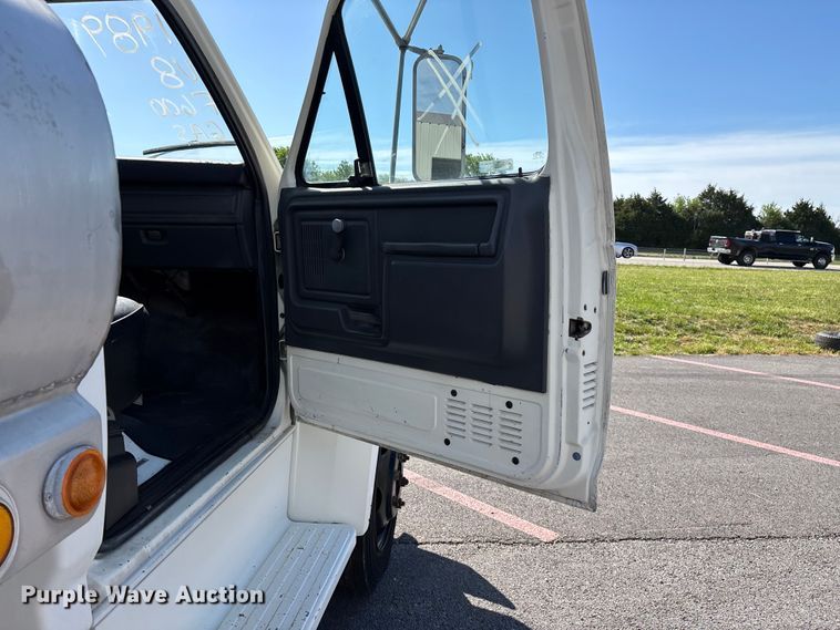image for item FG0291 1989 Ford F600 fuel truck