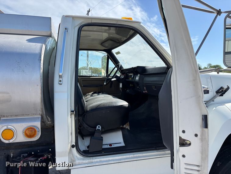 image for item FG0291 1989 Ford F600 fuel truck