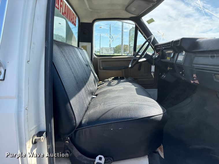 image for item FG0291 1989 Ford F600 fuel truck