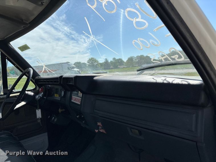 image for item FG0291 1989 Ford F600 fuel truck