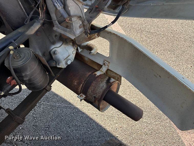 image for item FG0291 1989 Ford F600 fuel truck