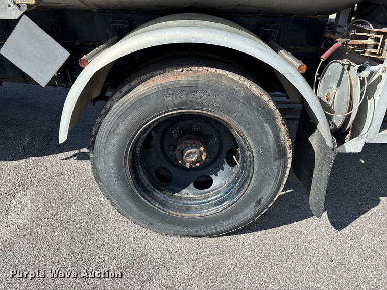 image for item FG0291 1989 Ford F600 fuel truck