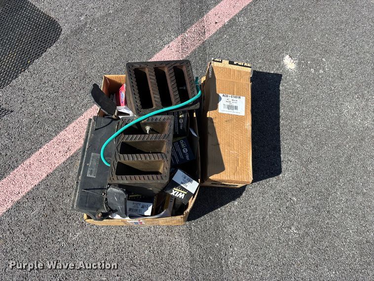 image for item FG0291 1989 Ford F600 fuel truck