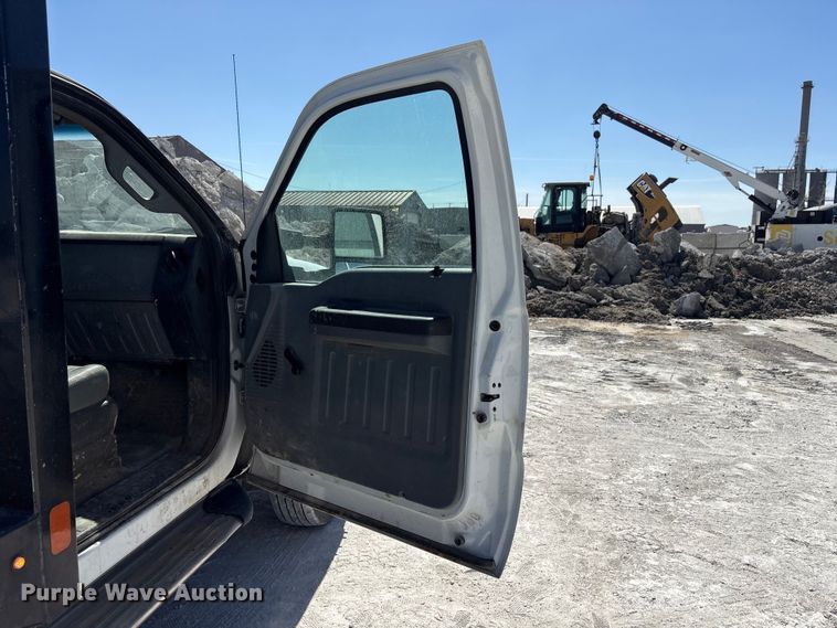 image for item FG2807 2011 Ford F550 flatbed truck