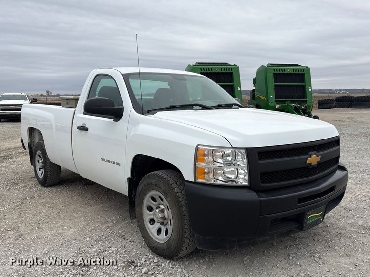 image for item FG2823 2013 Chevrolet Silverado 1500 pickup truck