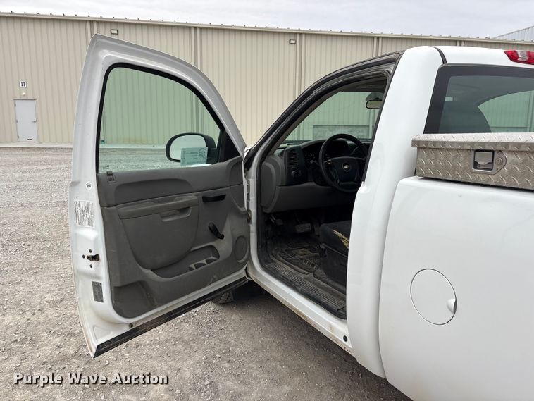 image for item FG2823 2013 Chevrolet Silverado 1500 pickup truck