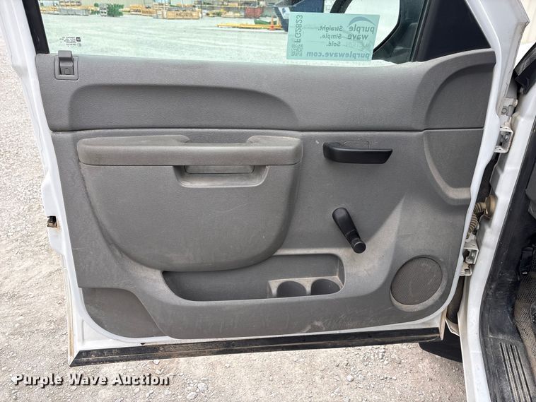 image for item FG2823 2013 Chevrolet Silverado 1500 pickup truck