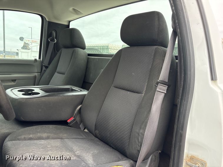 image for item FG2823 2013 Chevrolet Silverado 1500 pickup truck