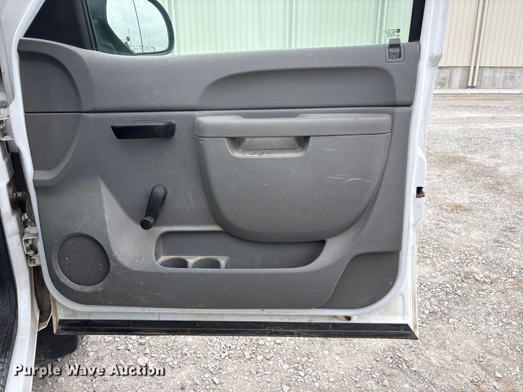 image for item FG2823 2013 Chevrolet Silverado 1500 pickup truck