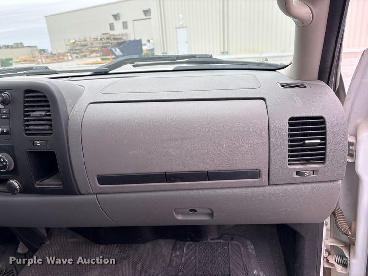 image for item FG2823 2013 Chevrolet Silverado 1500 pickup truck