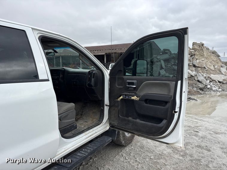 image for item FG2826 2016 Chevrolet Silverado 2500HD Crew Cab pickup truck