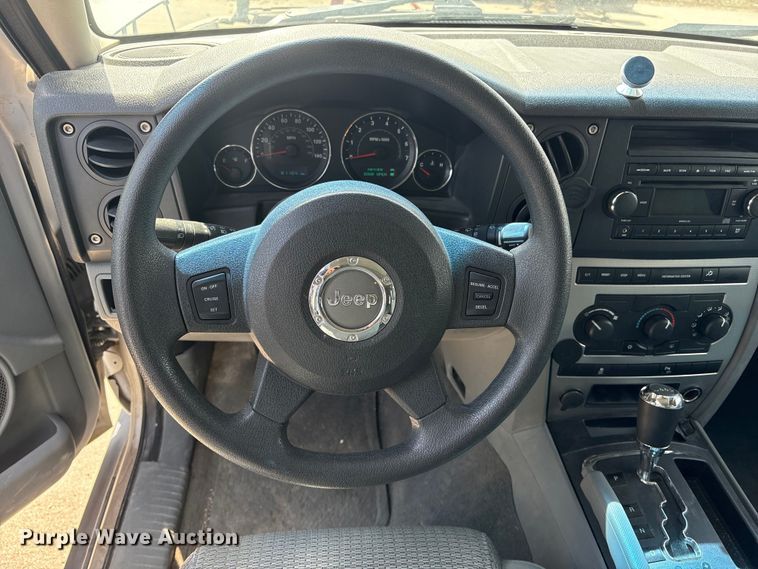 image for item FG2843 2006 Jeep Commander SUV