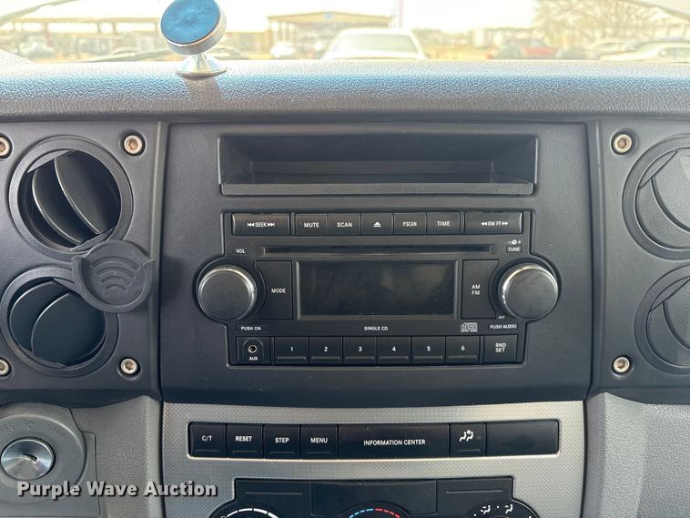 image for item FG2843 2006 Jeep Commander SUV