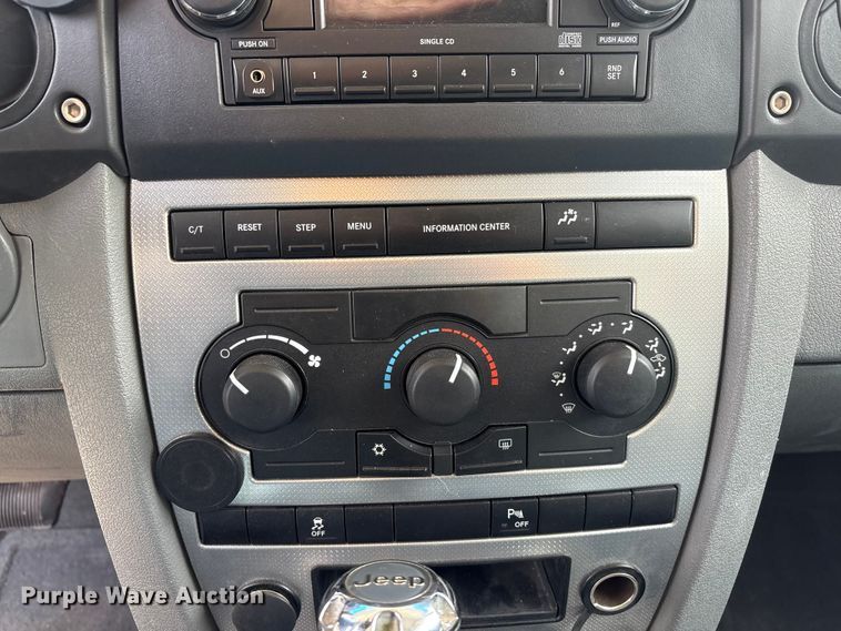 image for item FG2843 2006 Jeep Commander SUV