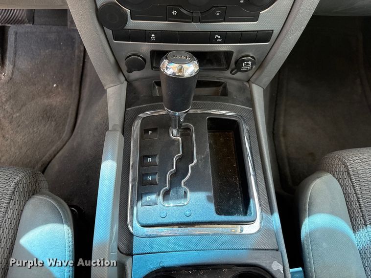 image for item FG2843 2006 Jeep Commander SUV