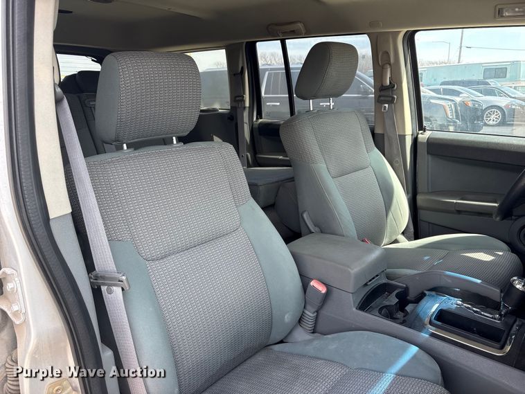 image for item FG2843 2006 Jeep Commander SUV