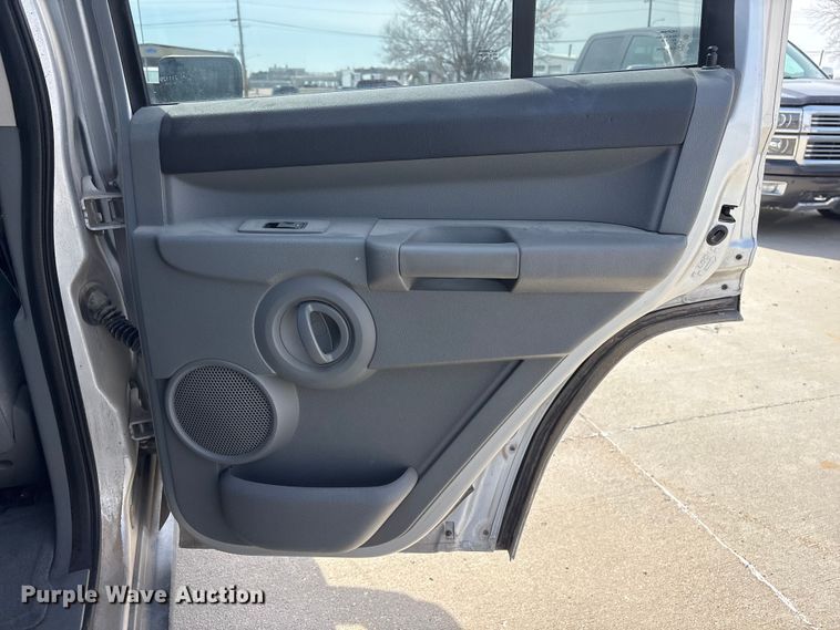 image for item FG2843 2006 Jeep Commander SUV