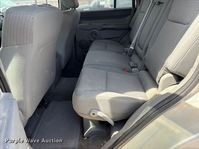 image for item FG2843 2006 Jeep Commander SUV