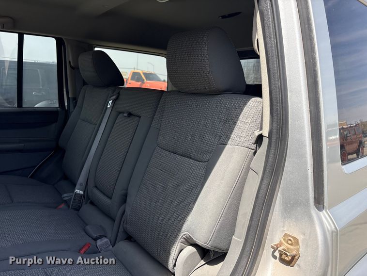 image for item FG2843 2006 Jeep Commander SUV