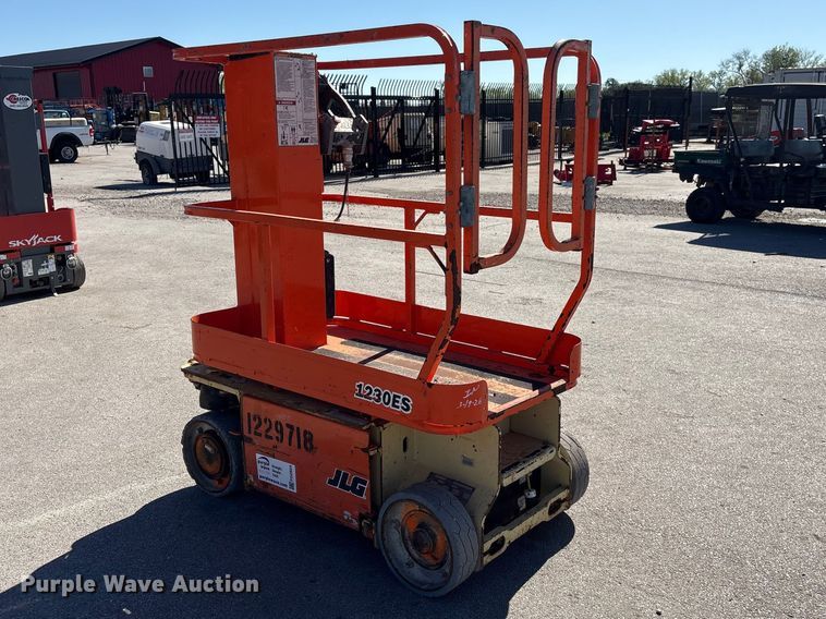 image for item FG2924 2011 JLG 1230ES scissor lift