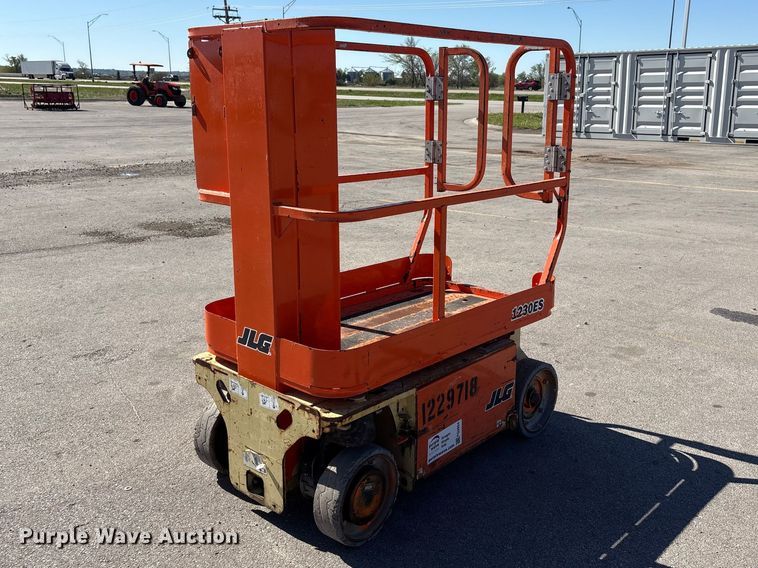 image for item FG2924 2011 JLG 1230ES scissor lift