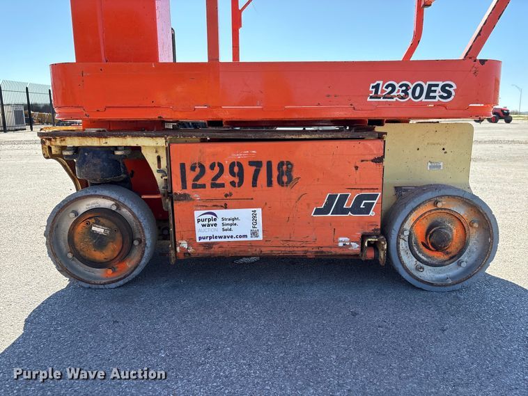 image for item FG2924 2011 JLG 1230ES scissor lift