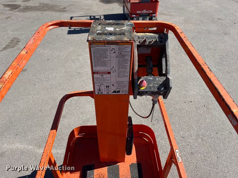 image for item FG2924 2011 JLG 1230ES scissor lift