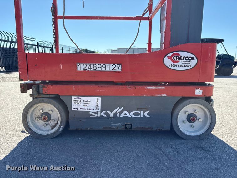 image for item FG2925 2017 SkyJack SJ12 Scissor lift