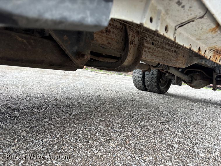 image for item FH7048 2000 Ford F350 Super Duty Ext. Cab flatbed pickup truck