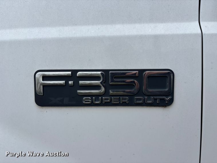 image for item FH7048 2000 Ford F350 Super Duty Ext. Cab flatbed pickup truck