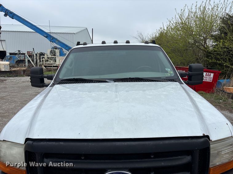 image for item FH7048 2000 Ford F350 Super Duty Ext. Cab flatbed pickup truck