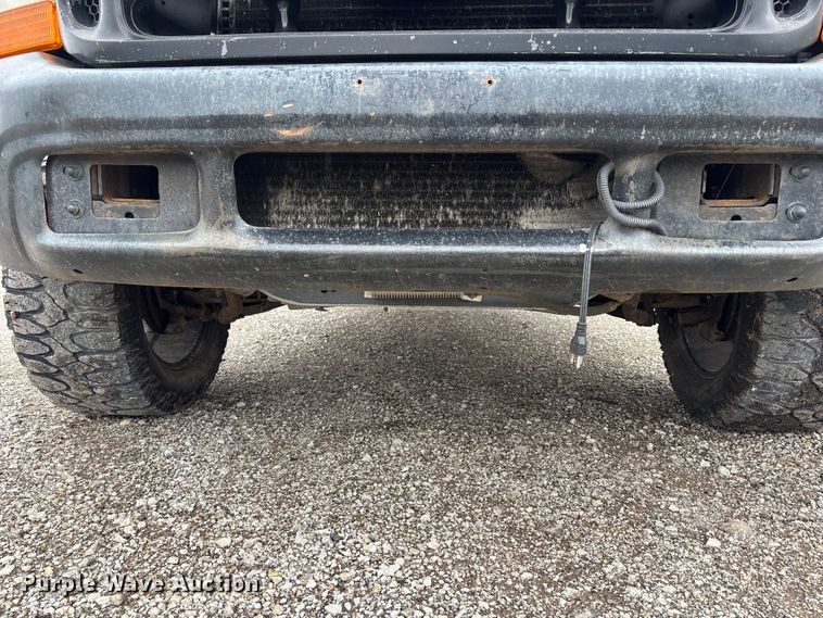 image for item FH7048 2000 Ford F350 Super Duty Ext. Cab flatbed pickup truck