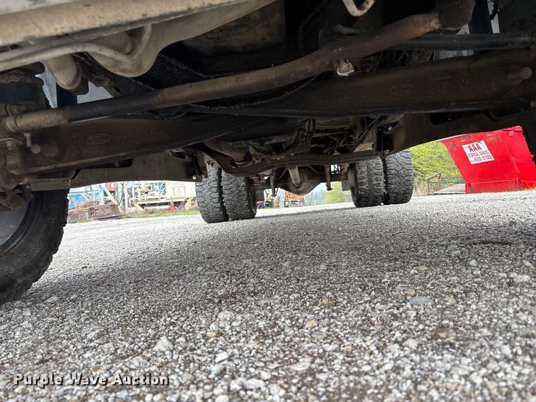 image for item FH7048 2000 Ford F350 Super Duty Ext. Cab flatbed pickup truck