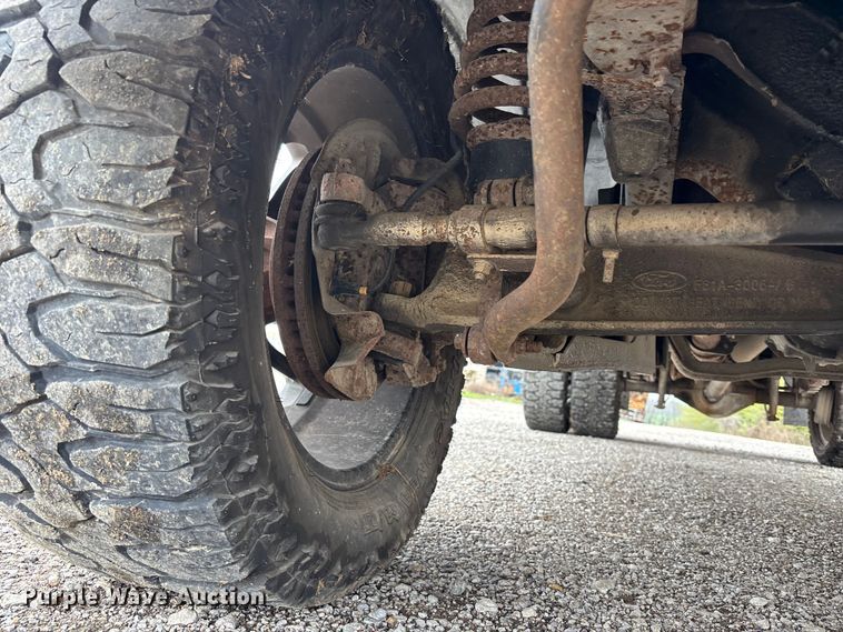 image for item FH7048 2000 Ford F350 Super Duty Ext. Cab flatbed pickup truck