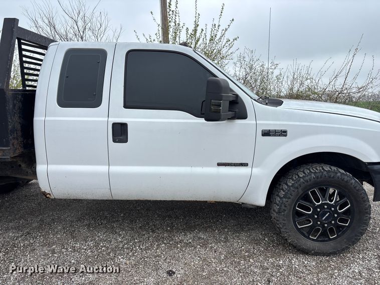 image for item FH7048 2000 Ford F350 Super Duty Ext. Cab flatbed pickup truck