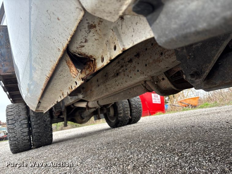 image for item FH7048 2000 Ford F350 Super Duty Ext. Cab flatbed pickup truck