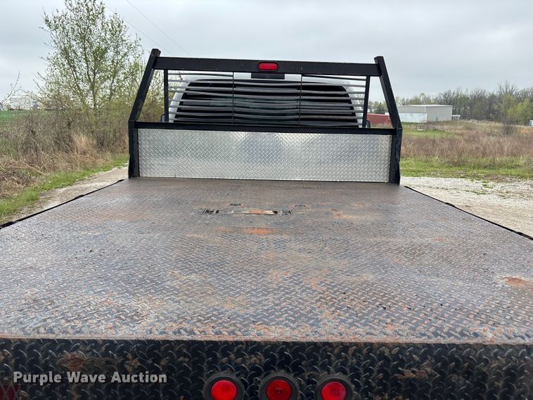 image for item FH7048 2000 Ford F350 Super Duty Ext. Cab flatbed pickup truck