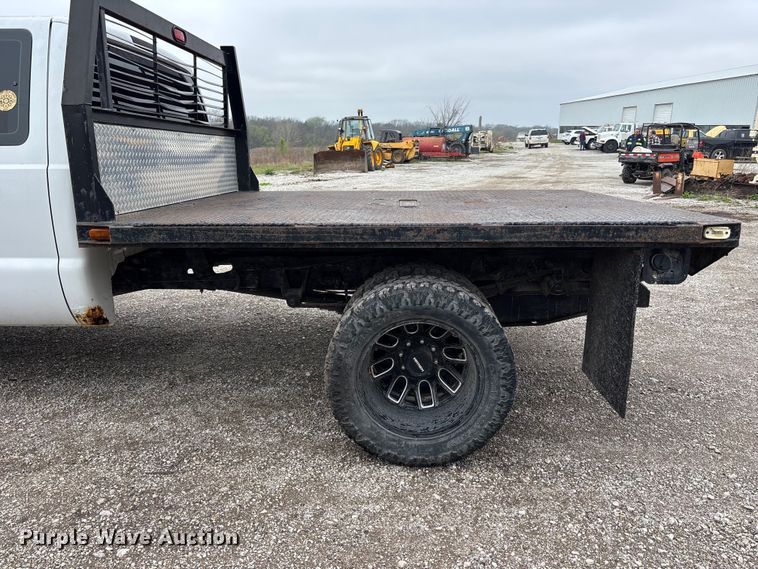image for item FH7048 2000 Ford F350 Super Duty Ext. Cab flatbed pickup truck