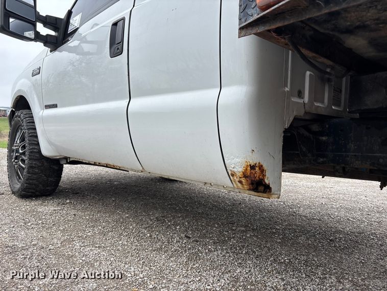 image for item FH7048 2000 Ford F350 Super Duty Ext. Cab flatbed pickup truck