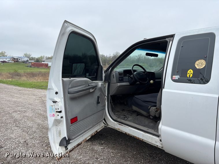 image for item FH7048 2000 Ford F350 Super Duty Ext. Cab flatbed pickup truck