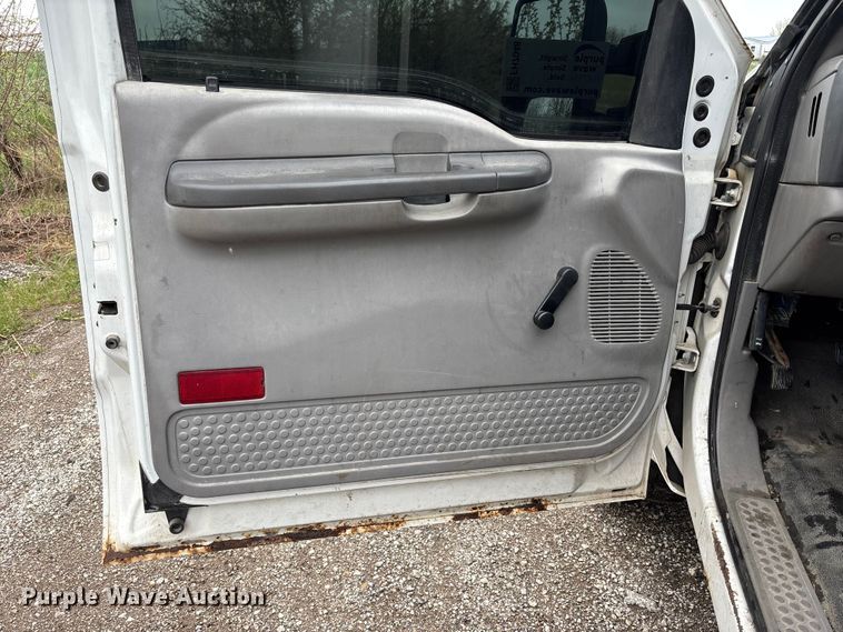 image for item FH7048 2000 Ford F350 Super Duty Ext. Cab flatbed pickup truck