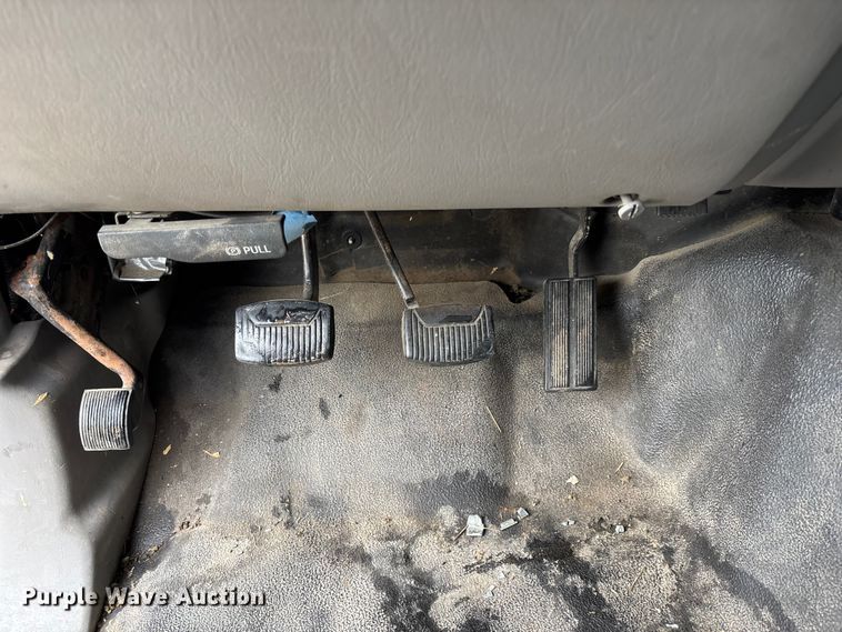 image for item FH7048 2000 Ford F350 Super Duty Ext. Cab flatbed pickup truck