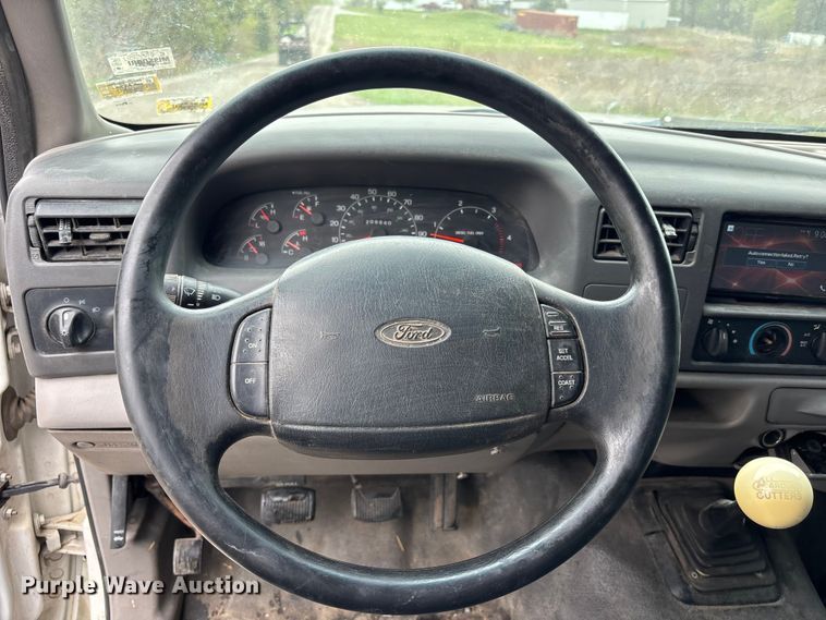 image for item FH7048 2000 Ford F350 Super Duty Ext. Cab flatbed pickup truck