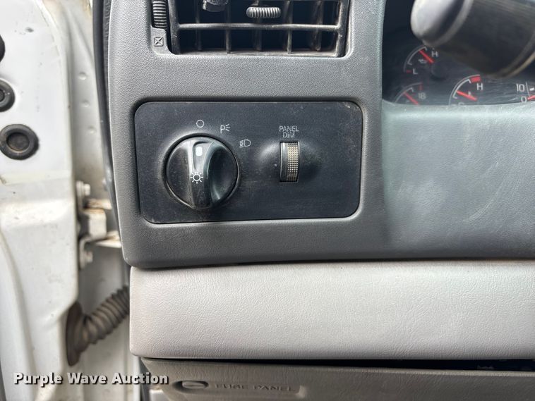 image for item FH7048 2000 Ford F350 Super Duty Ext. Cab flatbed pickup truck