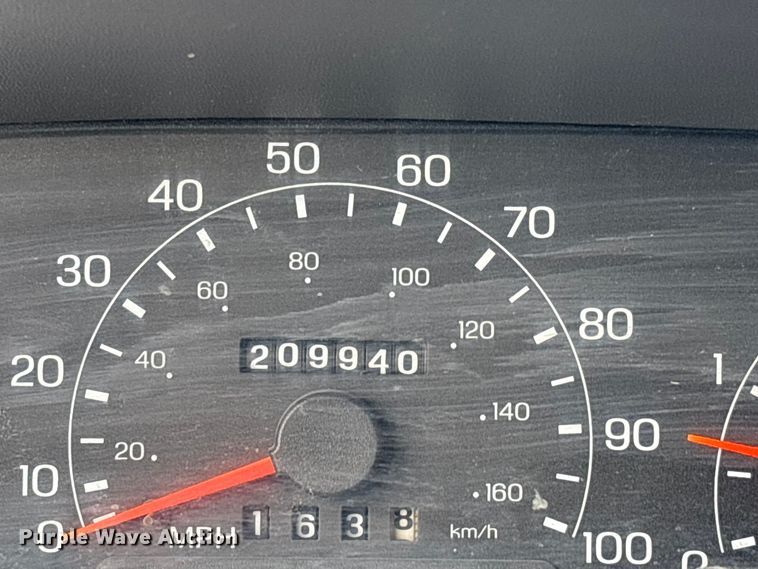 image for item FH7048 2000 Ford F350 Super Duty Ext. Cab flatbed pickup truck